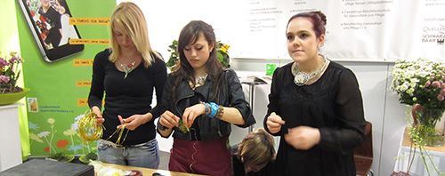 Floristinnen bei der Arbeit am Stand