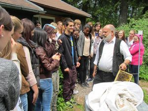 Angehende Erzieher/Innen am Lehrbienenstand